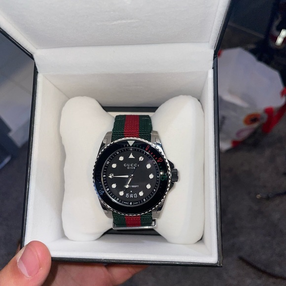 Barely worn Gucci dive watch. Retails for 1.6k. Comes with box and papers - Picture 2 of 5